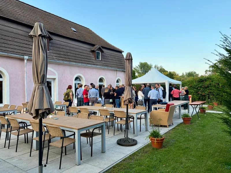 Firmenevent mit Gästen auf der Sonnenterrasse am Haus im Park auf Schloss Bündorf