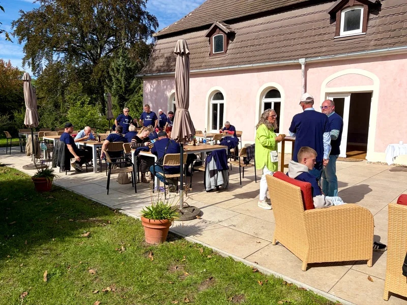 Gemeinsames Essen beim Firmenevent auf der Terrasse am Haus im Park, Schloss Bündorf